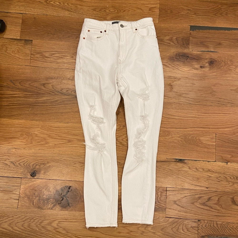 ABERCROMBIE white ripped mom jeans 2r